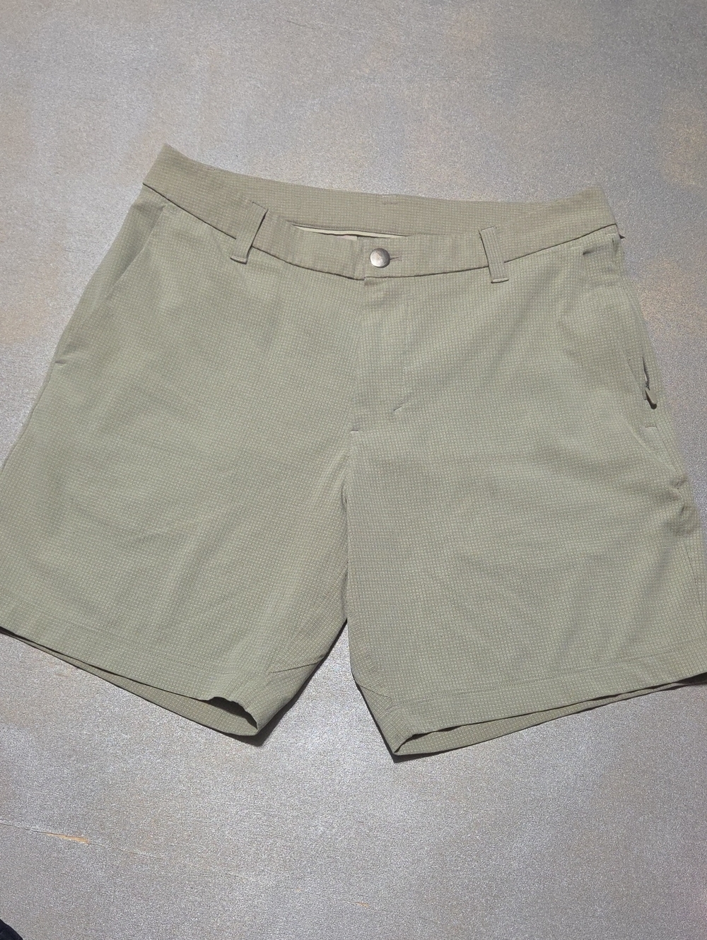 lululemon athletica Men's Flat Front Shorts in Olive/tan